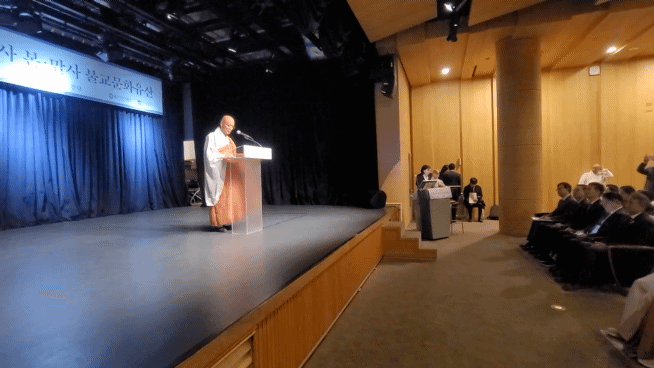 [영상] 선운사 본말사 불교문화유산 조명 세미나에서 선운사 주지 경우스님이 인사말을 하고 있다.