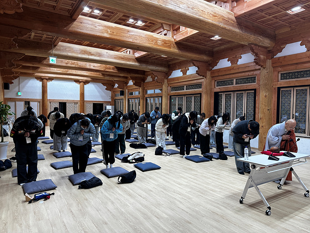 제4교구본사 월정사(주지 정념스님)와 월정사대학생전법단(단장 해량스님)은 11월15일 월정사 경내와 월정분교 등지에서 5개 대학 불교 동아리 회원들을 대상으로 합동법회와 한마음 운동회를 개최했다. 입재식을 진행하는 모습.