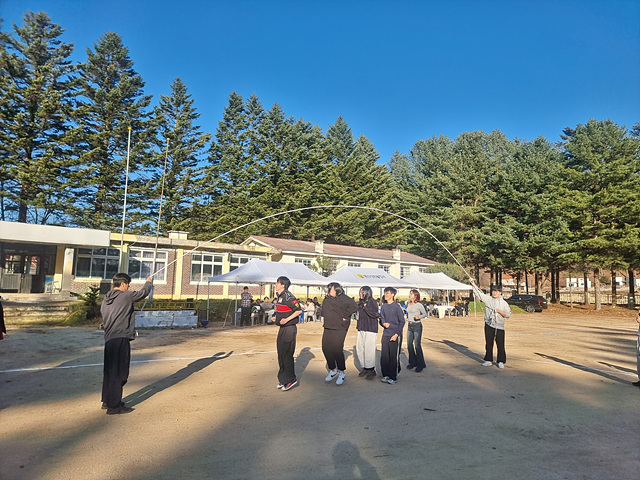 단체 줄넘기를 하는 모습.