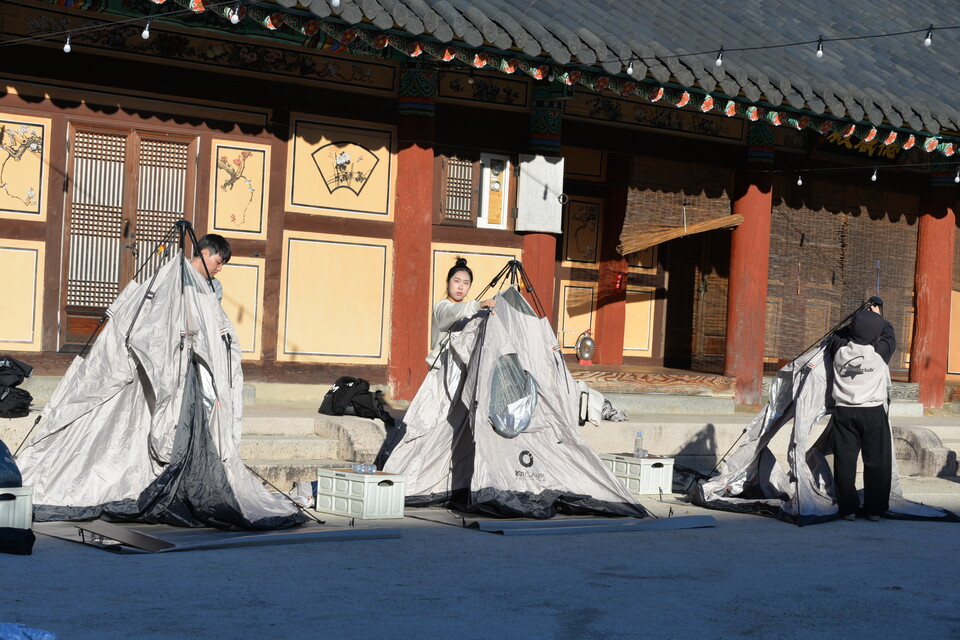 ���л����� ���� �ڽ��� �ӹ� ��Ʈ�� ġ���ִ�