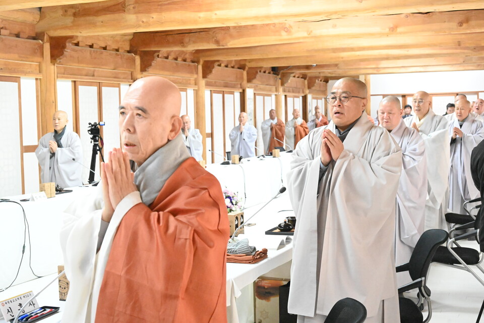 제85차 교구본사주지협의회 회의에 참석한 스님들의 모습.