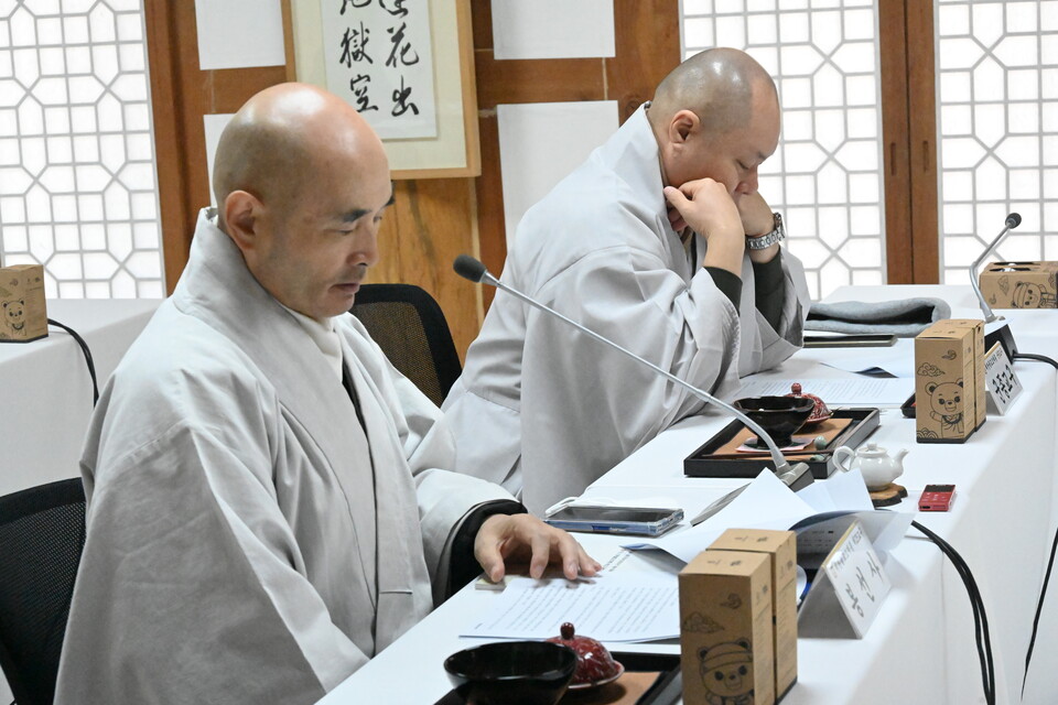 제85차 교구본사주지협의회 회의에 참석한 스님들의 모습.