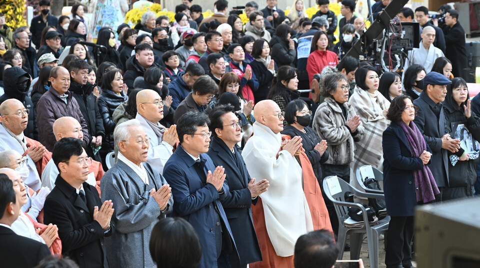 조계종 총무원장 진우스님과 김민석 국무총리, 안영우 국회 기후에너지 환경노동위원장, 최종수 종교인평화회의대표회장, 김영훈노동부장관 등 1000여명의 사부대중이 조계사 대웅전 앞마당에서 '산재사망 희생자 추모 위령재'를 봉행하고 있다.