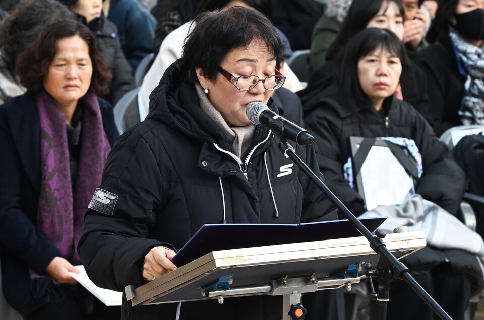 지난해 전북 김제 특장차 공장에서 사고로 32살의 생을 마감한 강태완 씨의 어머니 엥크자르칼 씨가 애닯픈 발원문을 낭독하고 있다.
