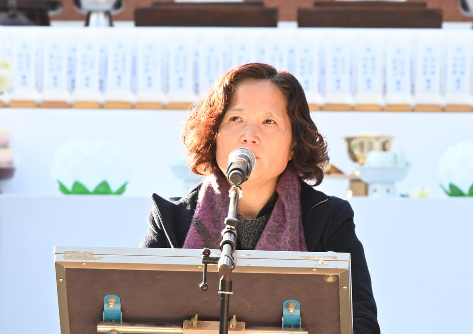 태안화력발전소에 일하다 숨진 김용균 노동자의 어머니 김미숙 씨가 감사 인사와 함께 국가적 책무인 산업재해 예방을 촉구하고 있다.