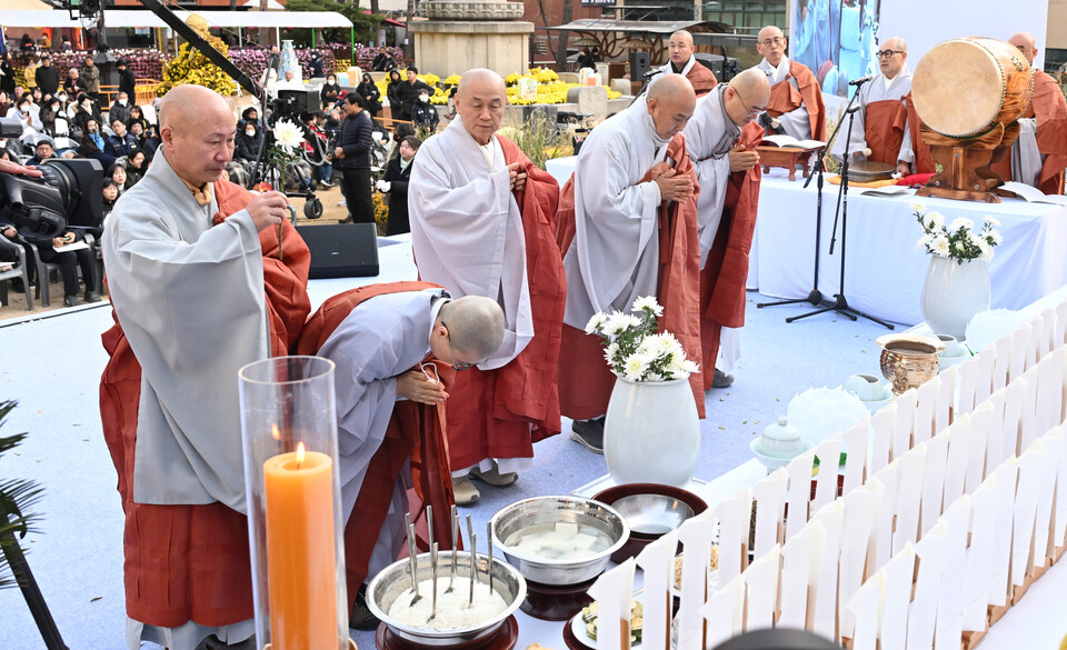 총무원 중앙교역직 스님들이 헌화하고 있다.