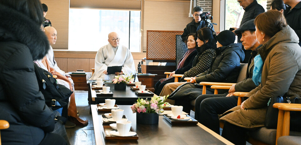 총무원장 진우스님이 위령재에 앞서 유가족들과 차담을 나누며 위로하고 있다.