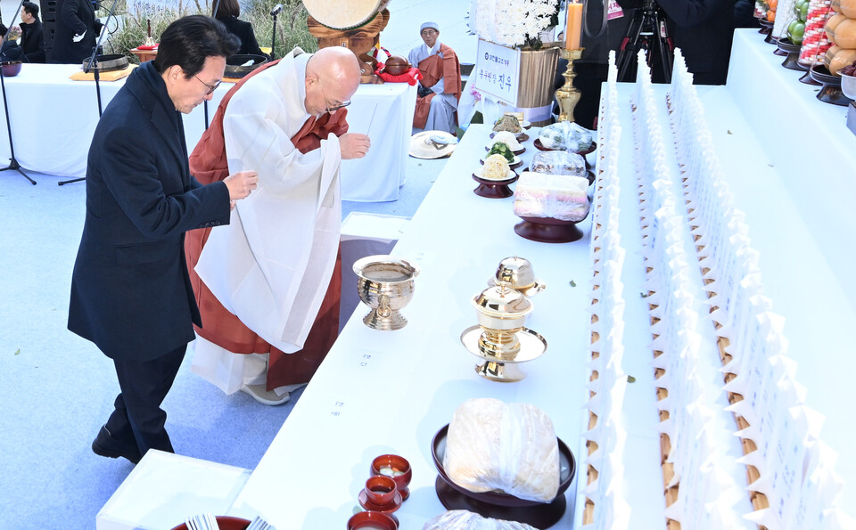 총무원장 진우스님과 김민석 국무총리가 헌향을 하고 있다.