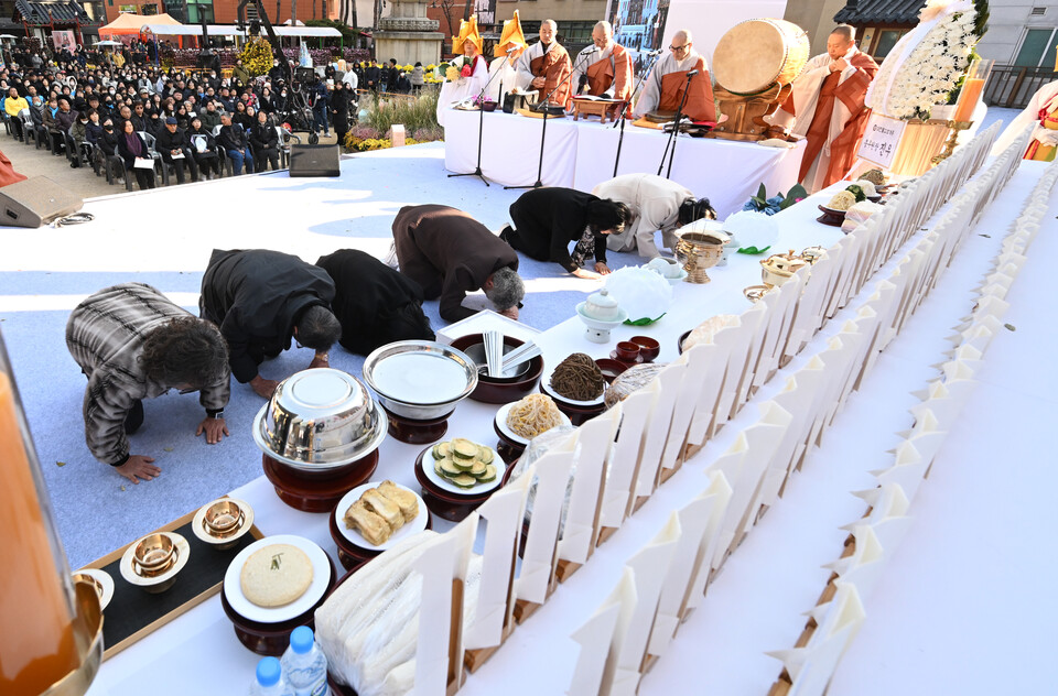 유가족들이 헌화를 마친뒤 고인들을 기리는 삼배를 하고 있다.
