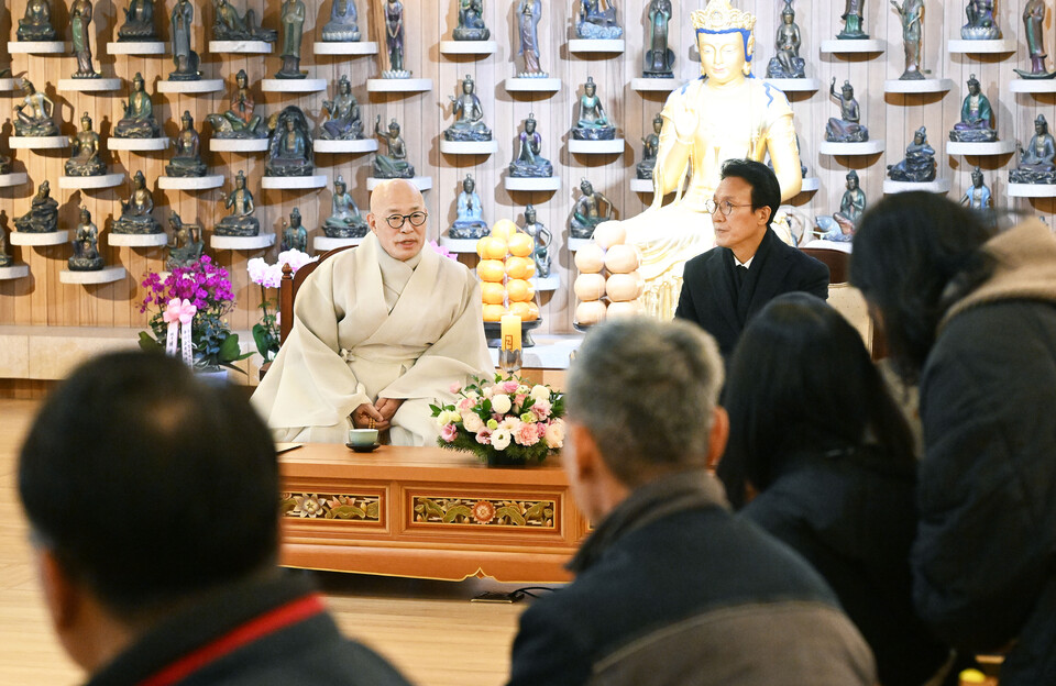 총무원장 진우스님과 김민석 국무총리가 위령재에 앞서 유가족들과 차담을 나누고 있다.