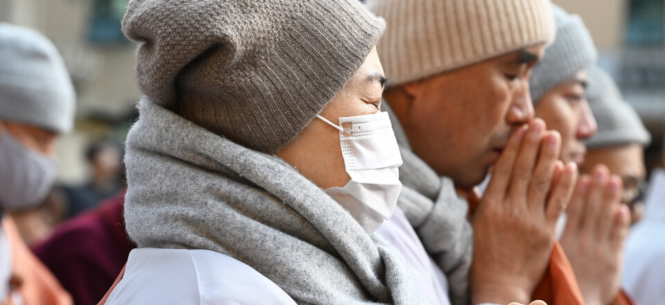 위령재에 동참한 스님들이 두손 모아 유가족 대표의 애달픈 발원문을 들으며 가난하고 힘없는 사람들의 평온과 평안한 삶을 함께 발원하고 있다.