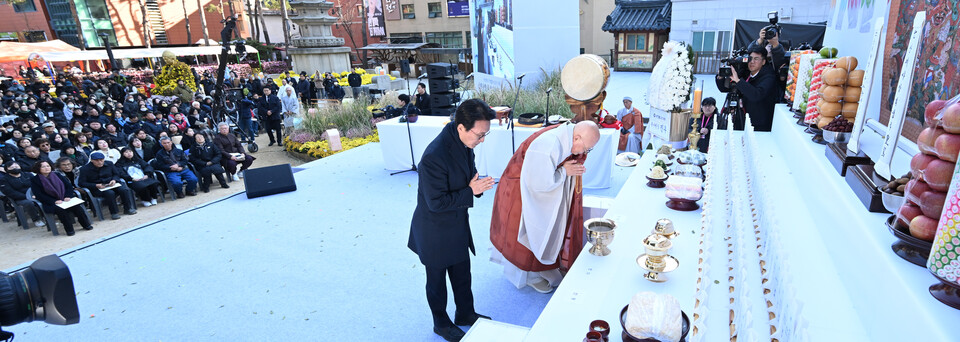 헌향하는 총무원장 진우스님과 김민석 국무총리
