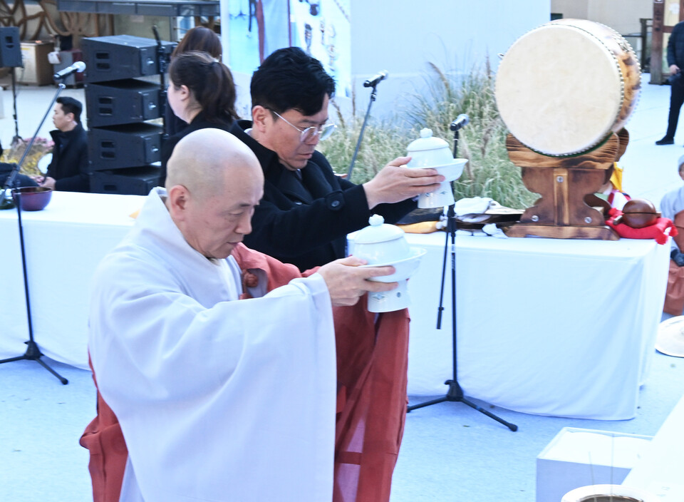 사회부장 진성스님과 김영훈 노동부장관이 헌다를 하고 있다.