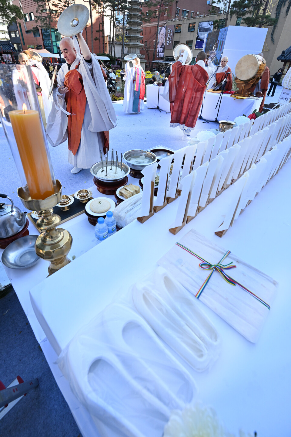 산재사망 희생자들을 위로하는 천수바라와 도량게작법 의식이 행해지고 있다.