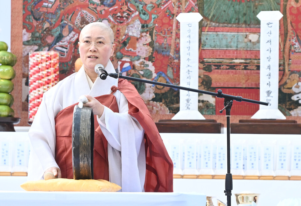 어산종장 동화스님이 화청염불을 하고 있다.