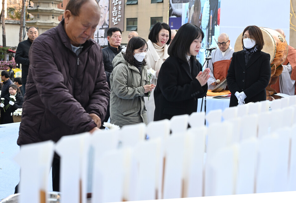 감정이 복받치는 모습으로 희생자들을 그리워 하는 유족들이 오열과 함께 헌화를 하고 있다.