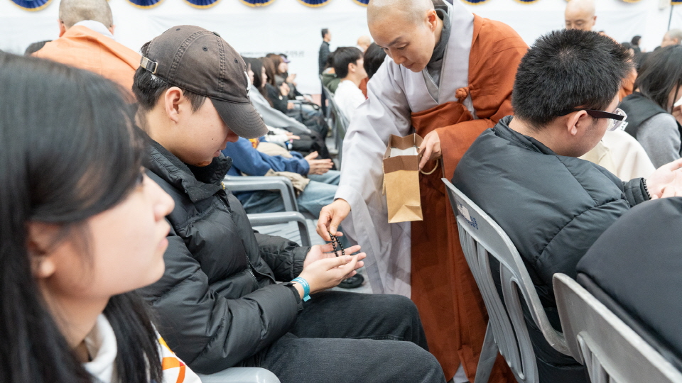 �����ǽ� ��� ���������ָ� �л����� �ո� �ɾ����.