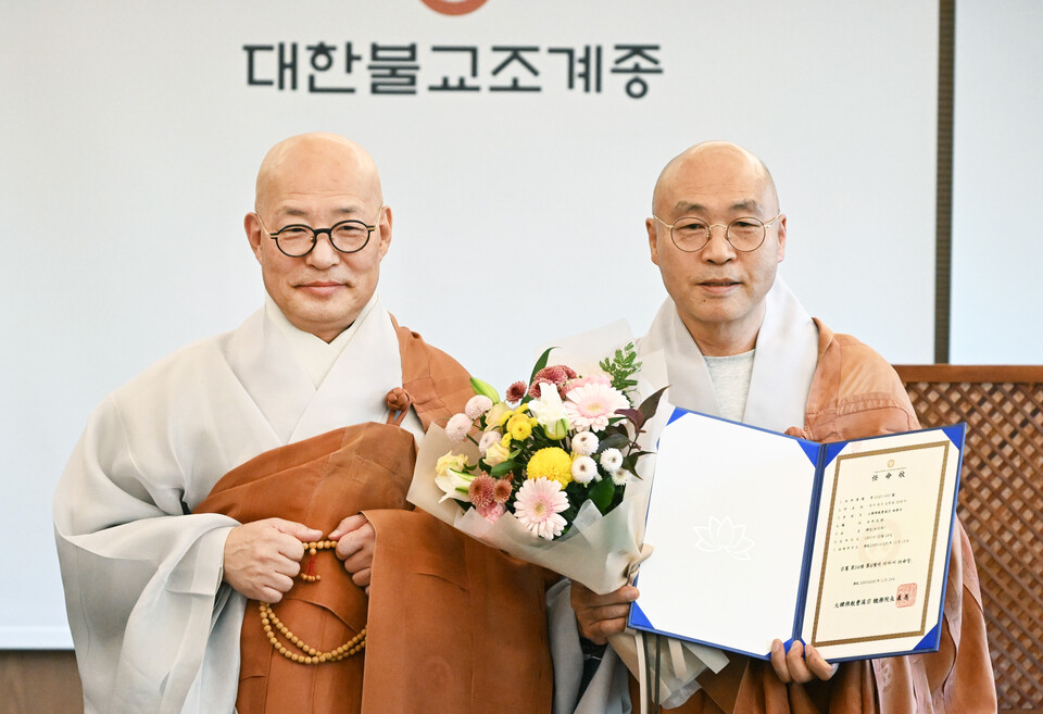 총무원장 진우스님이 선광스님에게 동화사 주지 임명장을 전달한 뒤 기념촬영을 하고 있다.