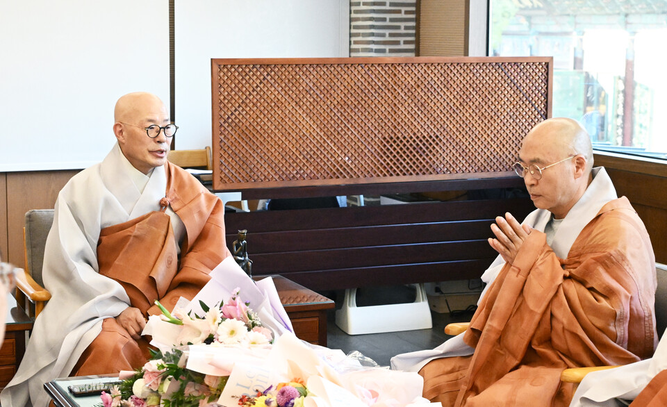 총무원장 진우스님은 신임주지 선광스님에게 축하인사를 전하며 “동화사 발전의 시발점으로 삼아 그동안 종단 운영 일원으로 보여온 역량과 실력을 잘 펼쳐서 전법 포교에 모범이 되고 선두 역할 해달라”고 당부했다.