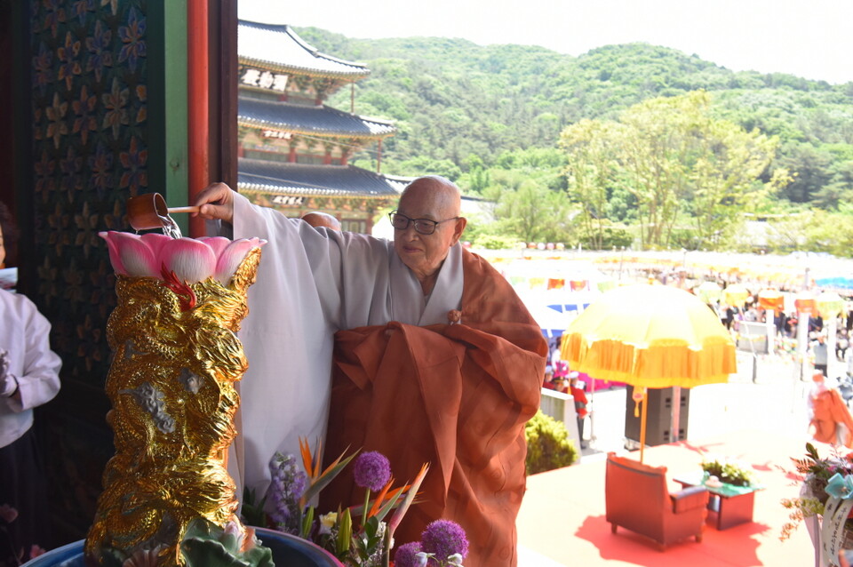 지난해 금산사 부처님오신날 봉축법요식에서 조실 도영대종사가 관불의식을 하는 모습.