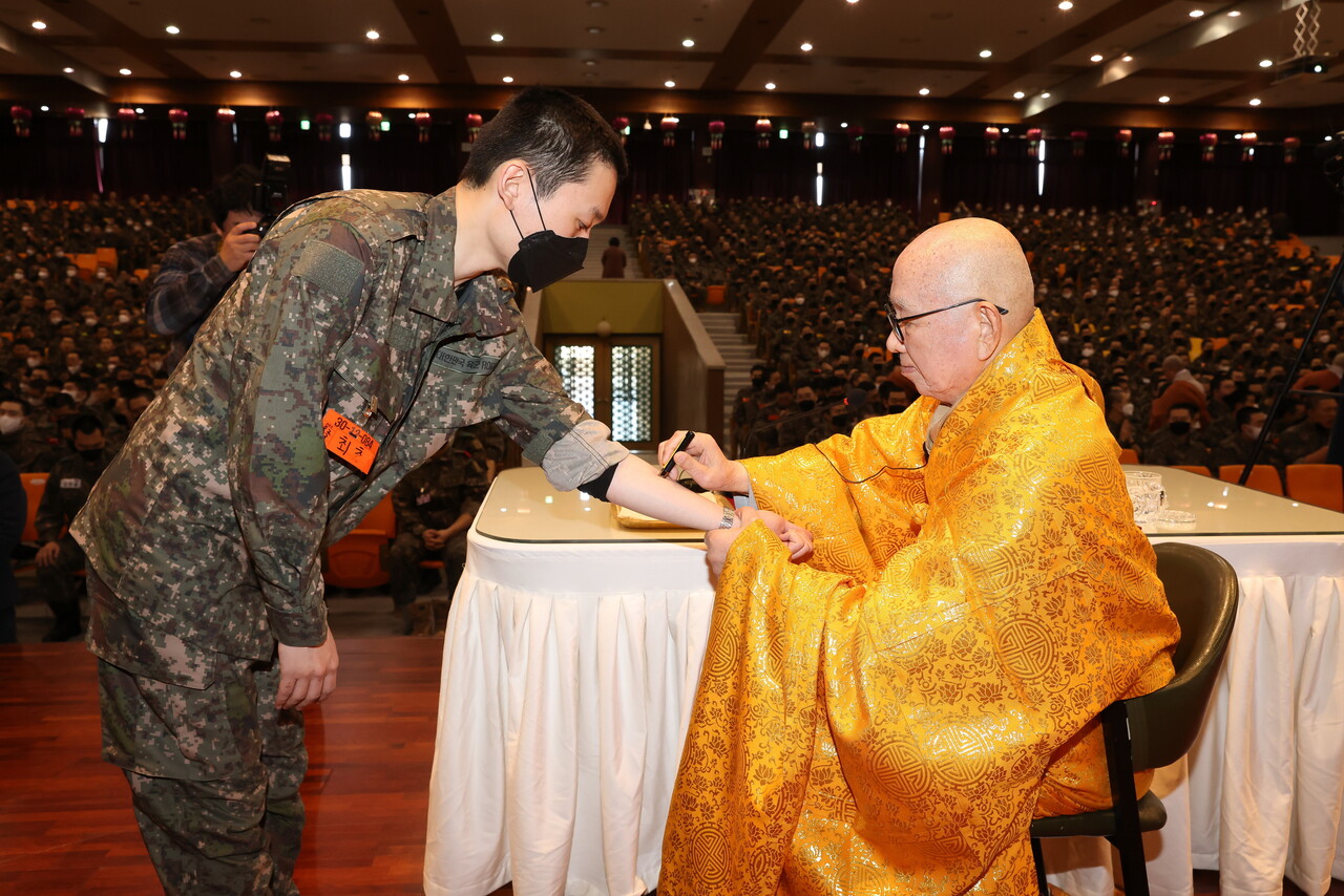 지난해 3월  육군훈련소 호국연무사가 봉행한 금산사 조실 도영대종사 초청 수계대법회에서 장병들에게 계를 내려주는 도영대종사 모습. 