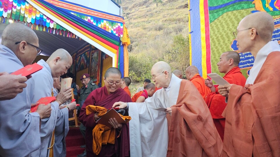 �����񱸴�ȸ ���Ե��� ��ź���� ������ Ƽ��Ʈ �񱸴� ����긲�� �ս���û���� �����Ͽ� ���踦 ���� ���Ե鿡�� ���繰 ���� �Ŀ��ϸ� �ݷ��ߴ�.