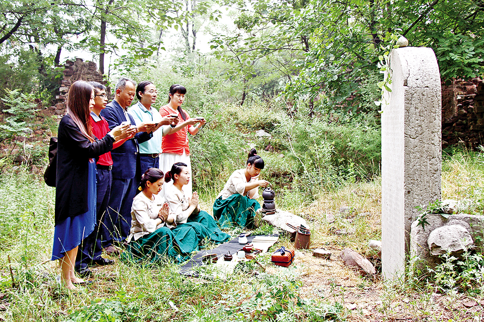 한중 선차 전문가가 싱타이시 샤허의 칠천사를 찾아 명나라 비석 앞에 다례를 올리고 있다. 