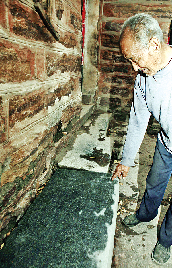 칠천사 아래 마을에 방치된 혜각선사비를 살피는 천성진 노인.