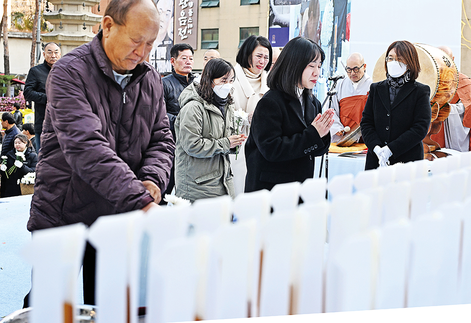 11월18일 거행한 산재사망 희생자 추모 위령재에서 총무원장 진우스님은 산재를 우리 사회가 함께 짊어져야 할 몫이라고 규정했다. 조계사에서 거행된 추모 위령재에 참석한 유족들이 위패에 헌화하며 오열하는 모습. 장용준 기자 jyjun@ibulgyo.com