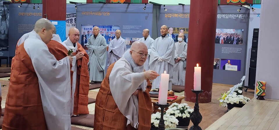 운달스님 조문모습
