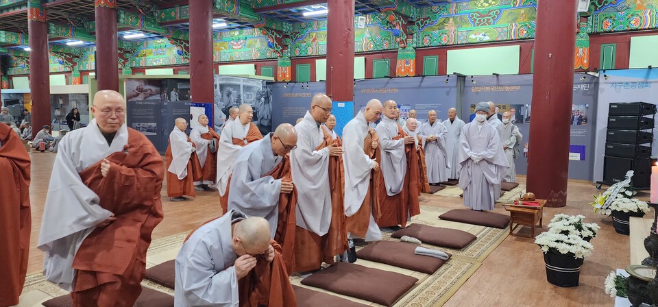 선운사대중스님들 조문모습