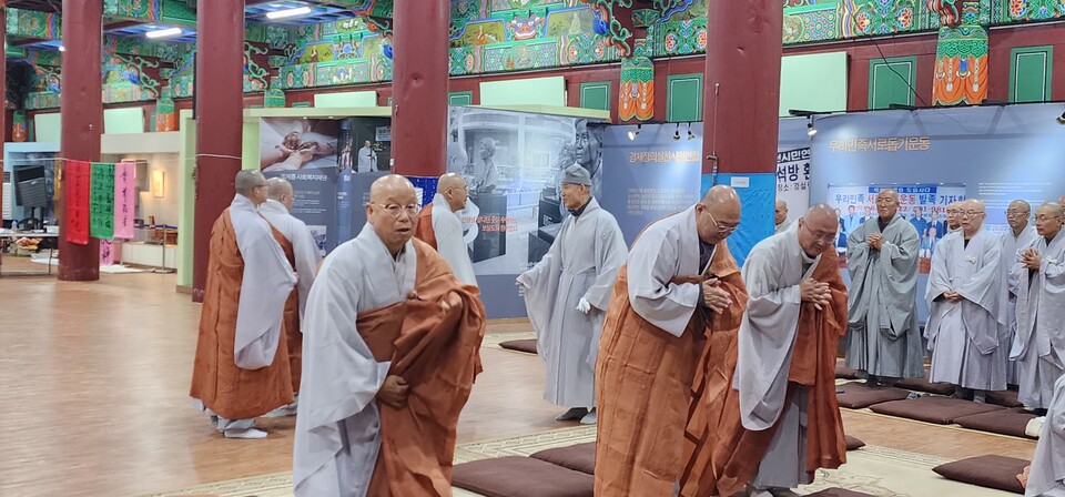 선원수좌회스님들 조문모습