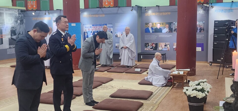 김제서장 분향모습