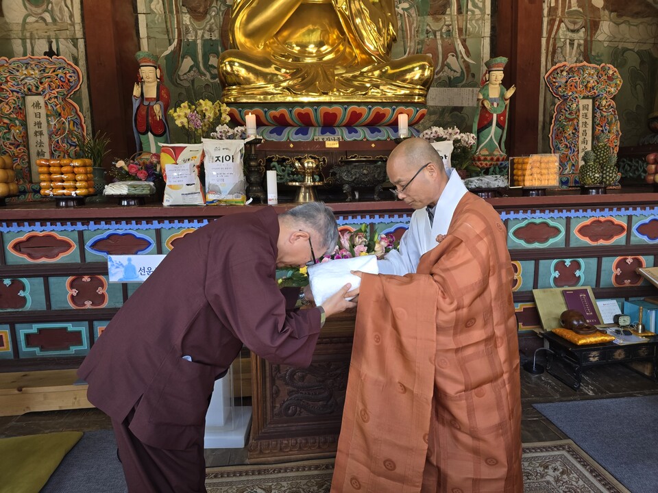 동참자에게 발우 수여하는 경우스님.