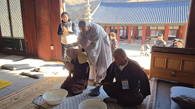 고불식 앞서 거행된 삭발식. 남성 입교자 2명이 삭발을 선택했다.
