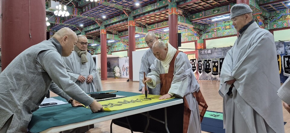 만장을 남기며 애도를 표한 해인총림 방장 대원스님.