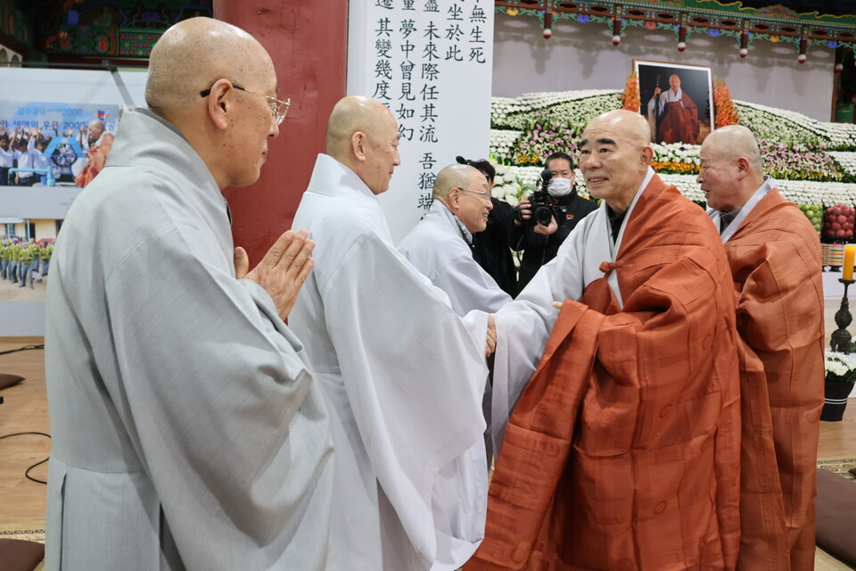 월정사 주지 정념스님이 도영대종사 상좌 스님들과 인사하고 있다.