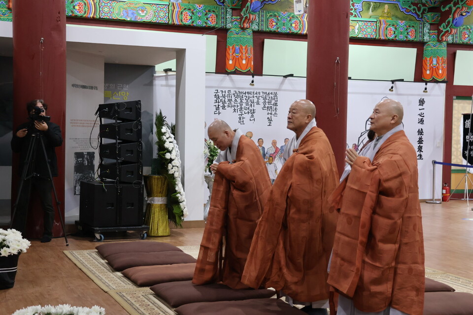 송광사 주지 무자스님, 중앙승가대 총장 월우스님 등도 분향소를 찾았다.