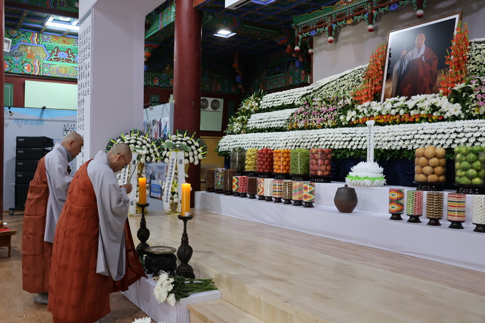 용주사 주지 성효스님이 추모하고 있다.