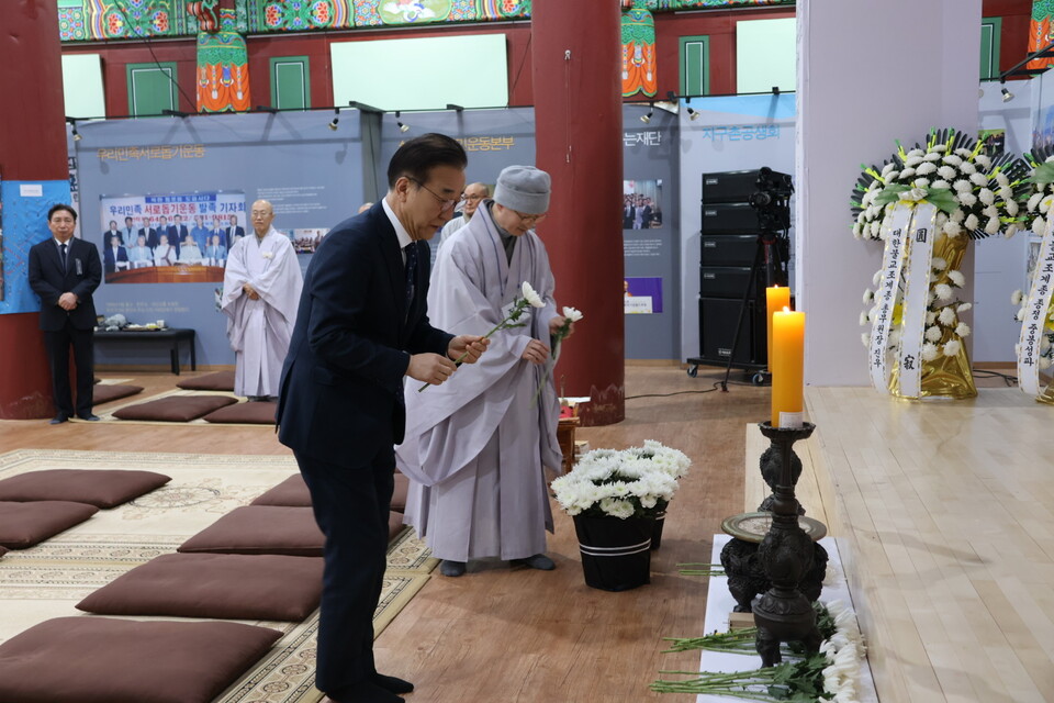 김윤덕 국토부장관이 헌화하고 있다.