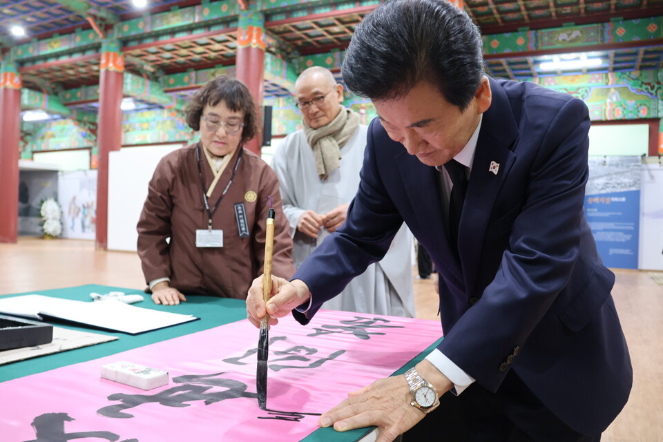 조문 후 만장에 이름을 쓰는 정동영 통일부 장관
