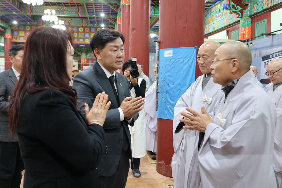 조문 후 스님들에게 인사하는 김관영 전북도지사.
