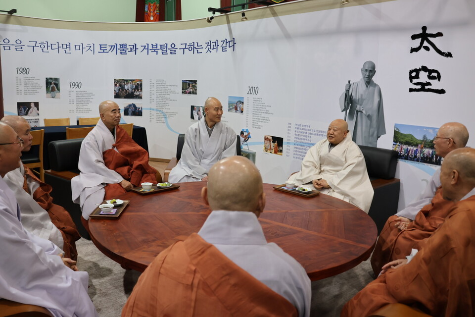 조문 후 차담을 갖는 상좌 영진스님과 전 총무원장 원행스님을 비롯한 교구본사 주지 스님들.
