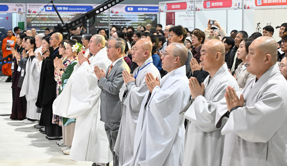 개막식 삼귀의 행하는 동국대 이사장 돈관스님을 비롯해 윤재웅 동국대 총장, 정각원장 제정스님, 조계종 미래본부 사무총장 일감스님, 민추본 사무총장 덕유스님을 비롯한 사부대중. 