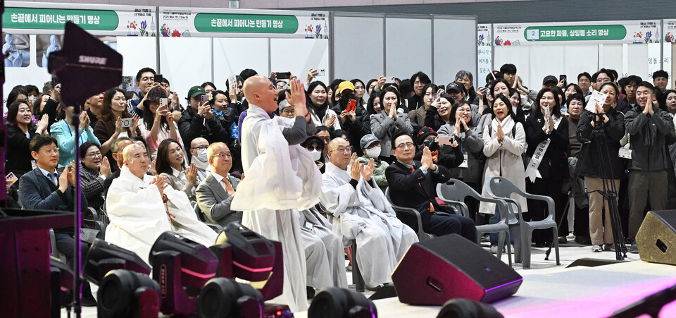 특별공연 펼치는 뉴진스님.