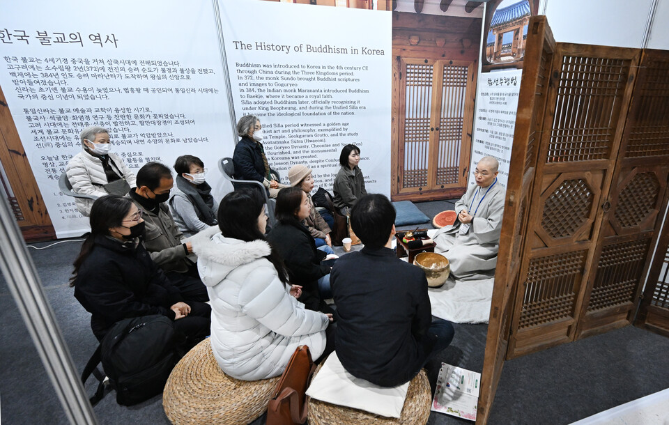 일중스님이 한국명상 부스에서 불자들에게 명상 실참법을 지도하고 있다. 