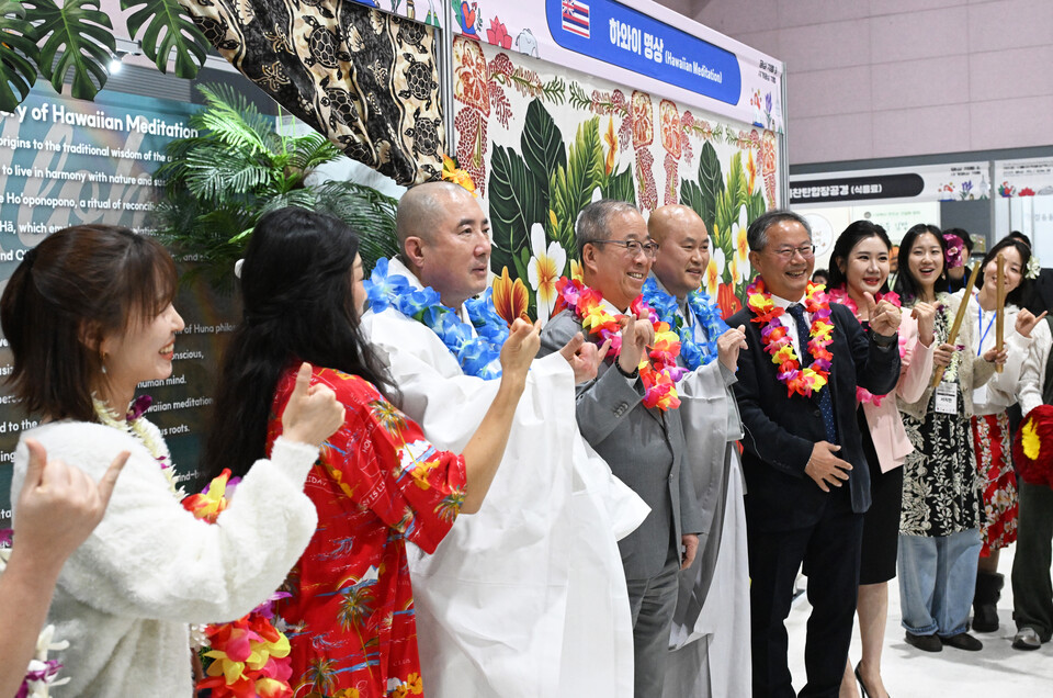개막식에 앞서 동국대 이사장 돈관스님과 윤재웅 동국대 총장, 종학연구소장 정도스님, 김용현 동국대부총장 등이 하와이 명상부스에서 참가자들과 기념촬영을 하고 있다. 