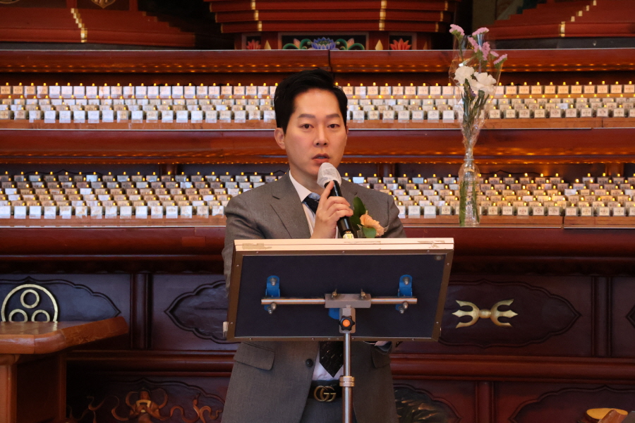 ������ ����� û��ȸ���� �λ縻�� �ϰ� �ִ�.