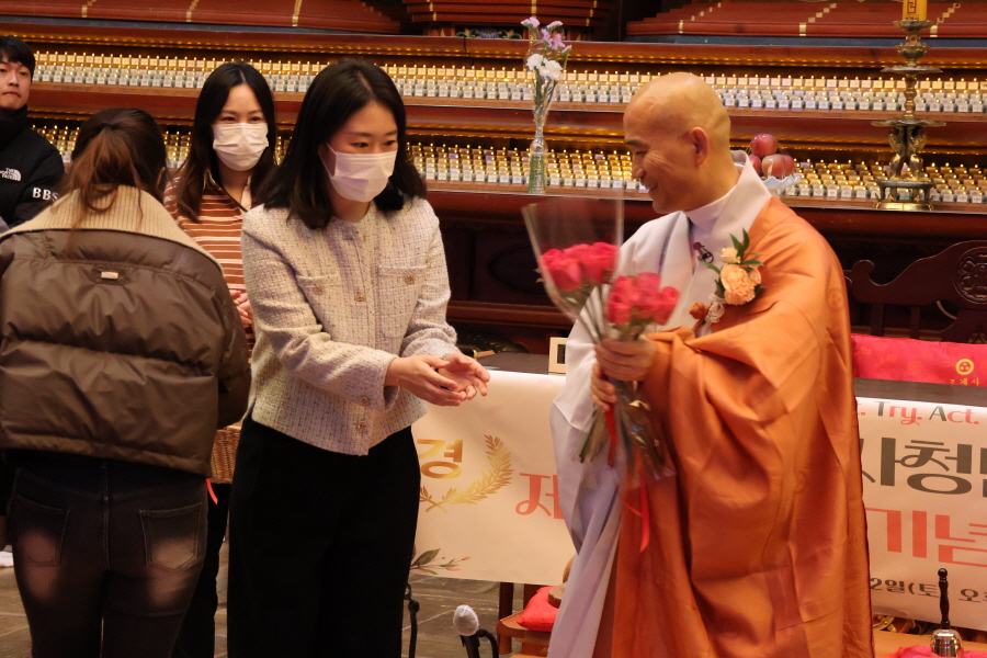 û��ȸ ȸ������ �ִ� ���� �ް� �⻵�ϰ� �ִ�.