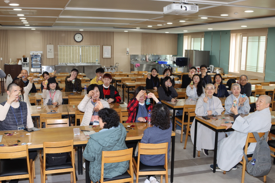 각자 만든 호작도 키링 작품을 선보이는 모습.